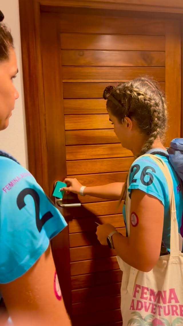 Elles ouvrent la porte… et là ✨
Sur la Femina Adventure, on ne fait pas les choses à moitié !
Une chambre par équipe, une literie ultra confort pour récupérer comme il faut et une vue qui donne déjà envie d’attaquer l’aventure 💪🌴
Au @fortroyalresort.guadeloupe, tout est pensé pour que chaque équipe se sente privilégiée… et prête à vivre quelque chose d’exceptionnel.
👉Femina Adventure 2026 :
- Ile Maurice : 26 au 31 Janvier
- Guadeloupe : 17 au 22 Novembre
Tu es ta seule limite !
#guadeloupe #feminaadventure #raidfeminin #sportfeminin #aventure #swimrun #coasteering #femmesfortes #tuestaseulelimite
@feminaadventure @fortroyalresort.guadeloupe @autodiscountlocation @capesdole @bmg.massage @codepepgv971 @cleanmyisland @photossports__pro