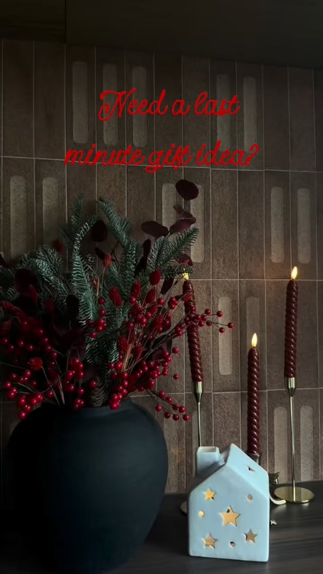 ✨We’ve all been there… the calendar sneaks up, the shops are busy, and you still want to give something that actually feels thoughtful. Our Pro Hair vouchers are the kind of gift that says “I really thought about you”whether it’s a fresh balayage, a glossy blowdry, or a little time to switch off and feel amazing.
Easy to buy, lovely to receive, and always appreciated.
✨ DM us now to grab a voucher today.