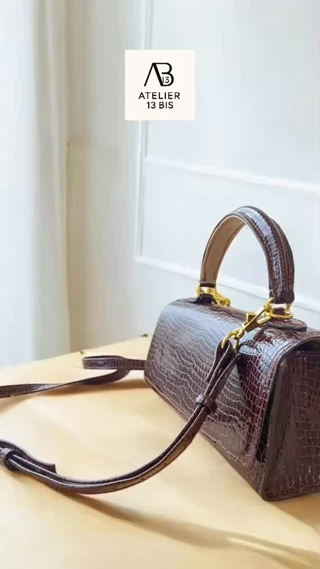 Suzanne : un sac pensé comme un coffret.
Cuir embossé, lignes structurées, détails façonnés à la main.
Détails
• Cuir embossé effet crocodile
• Doublure en cuir lisse
• Fermeture par aimants dorés
• Poignée rigide gainée cuir
• Poche intérieure plaquée
• tranches teintées à la main
Création artisanale — Atelier 13 Bis
#sacamain #atelier13bis #MaroquinerieArtisanale #sacencuir
#cuir #creationfrançaise
#artisanatfrancais