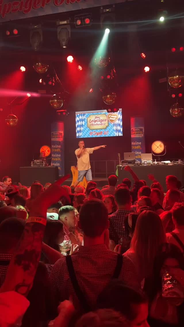 Wenn Schürze auf die Bühne kommt, ist Zurückhalten vorbei.
Arme hoch, Text sitzt, Stimmung eskaliert. Genau dafür geht man auf die Leipziger Wiesn. 🍻🔥
Das war laut, das war ehrlich, das war Abriss.
Und ja: 2026 machen wir genau da weiter.
Tickets für 2026 sind online. 🎟️
Wer wieder mittendrin stehen will, wartet nicht!
#dasleipzigeroktoberfest #leipzig #schürze #leipzigeroktoberfest #gaudi
