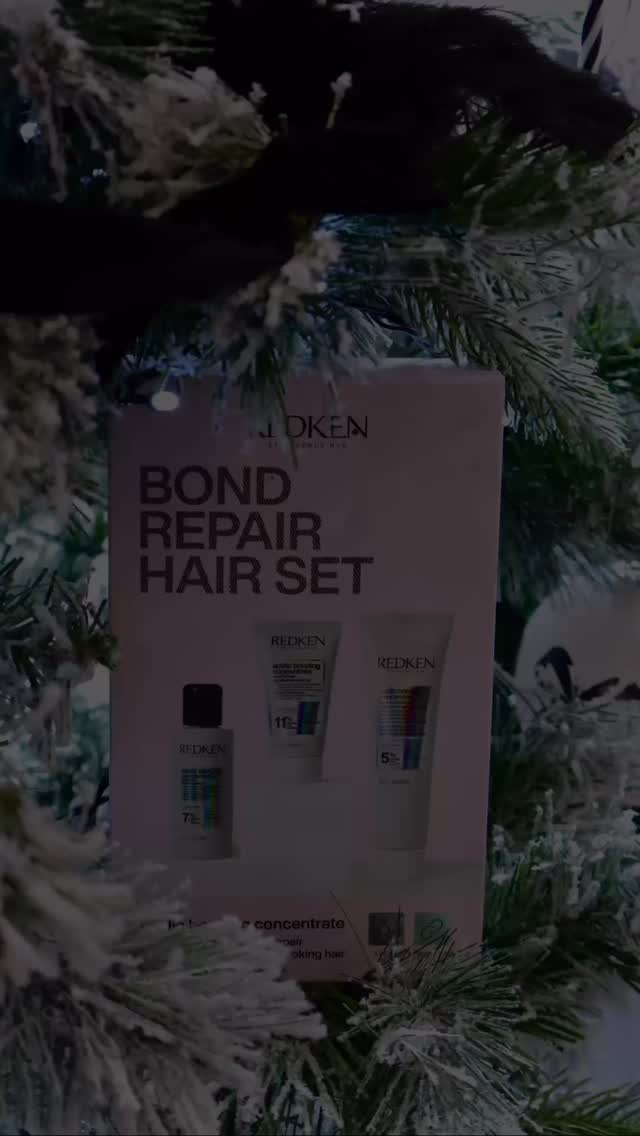 9 DAYS TO GO TILL CHRISTMAS 🎄So why not pick up a @redken Bond Repair Hair Set?!? 🤍 SHE IS WAITING FOR YOU 😉
@redken
-
-
-
#salon167davidlloyd #redken #salon167 #redkenobsessed #salon167hair #salon167crayford #redkenshadeseq #dartford #hair #salon #kent #christmas #christmascountdown #foryoupage