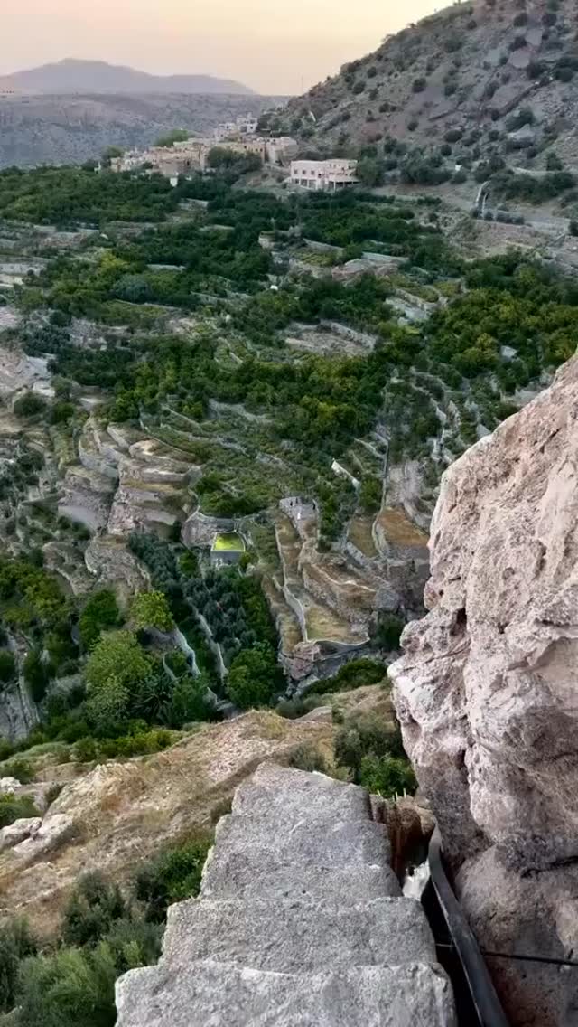 Jebel Akhdar, the Green Mountain of Oman, offers cool mountain air, terraced villages, and breathtaking canyon views. A peaceful escape where nature and tradition live in perfect balance. 🌿⛰️
Jebel Akhdar, la Montaña Verde de Omán, ofrece aire fresco, pueblos en terrazas y vistas espectaculares a los cañones. Un refugio tranquilo donde la naturaleza y la tradición conviven en perfecta armonía. 🌍✨
#JebelAkhdar #OmanMountains #Oman #VisitOman #OmanNature MountainViews NatureLovers EcoTravel MiddleEastTravel Omán Viajes Turismo