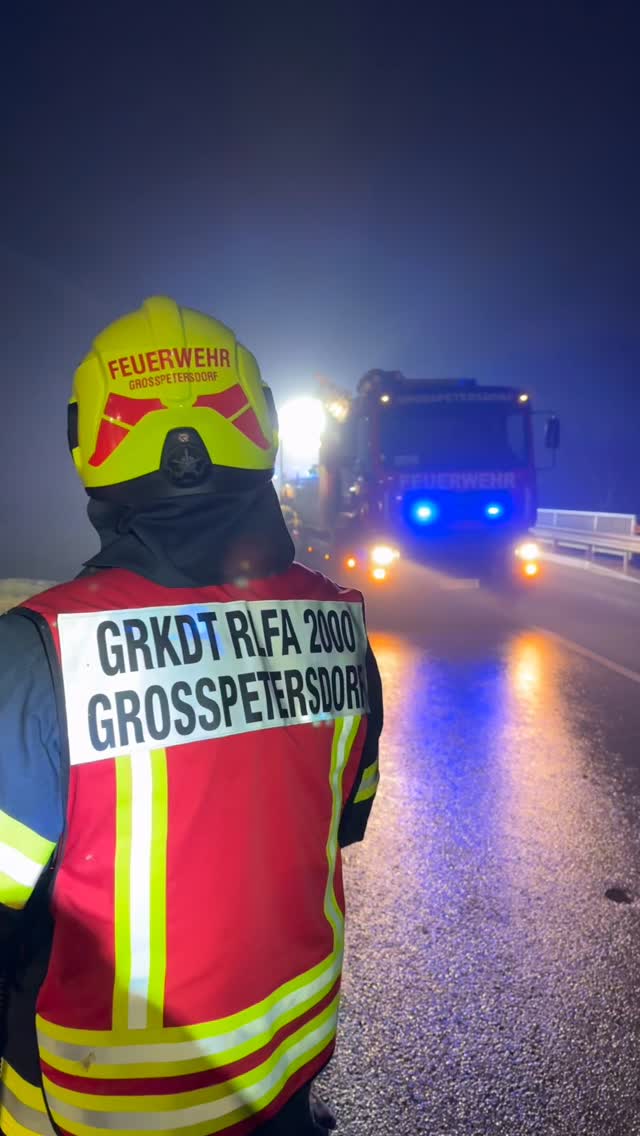 20.12.2025 - T2 VKU mit eingeklemmter Person.
Wir rückten aus mit KDOF, RLFA2000, LF-B, KRAN, VF-A und 20 Mann/Frau zum Einsatz aus.
Leider konnten wir für die verunfallte Person nichts mehr tun!
Viel Kraft den Angehörigen in dieser schweren Zeit.
Danke an die Kameraden aus Hannersdorf, an das Team vom Roten Kreuz und an die Polizei der PI Großpetersdorf für die gewohnt perfekte Zusammenarbeit!
© SJF