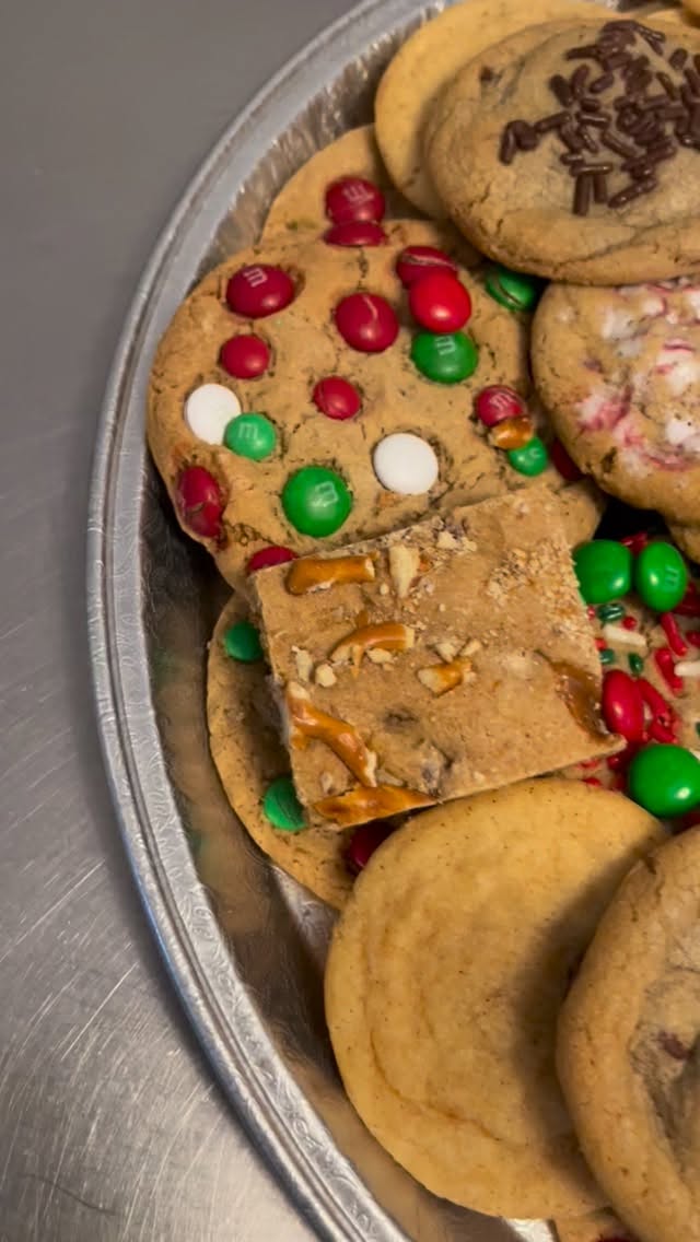 A holiday tray x 90! Yes, 90 holiday trays for 1 corporate order. I think it’s the largest order I’ve ever gotten, even larger than doing sugar cookies for the county during their Christmas programs! It’s over 3200 cookies! Happy Holidays!