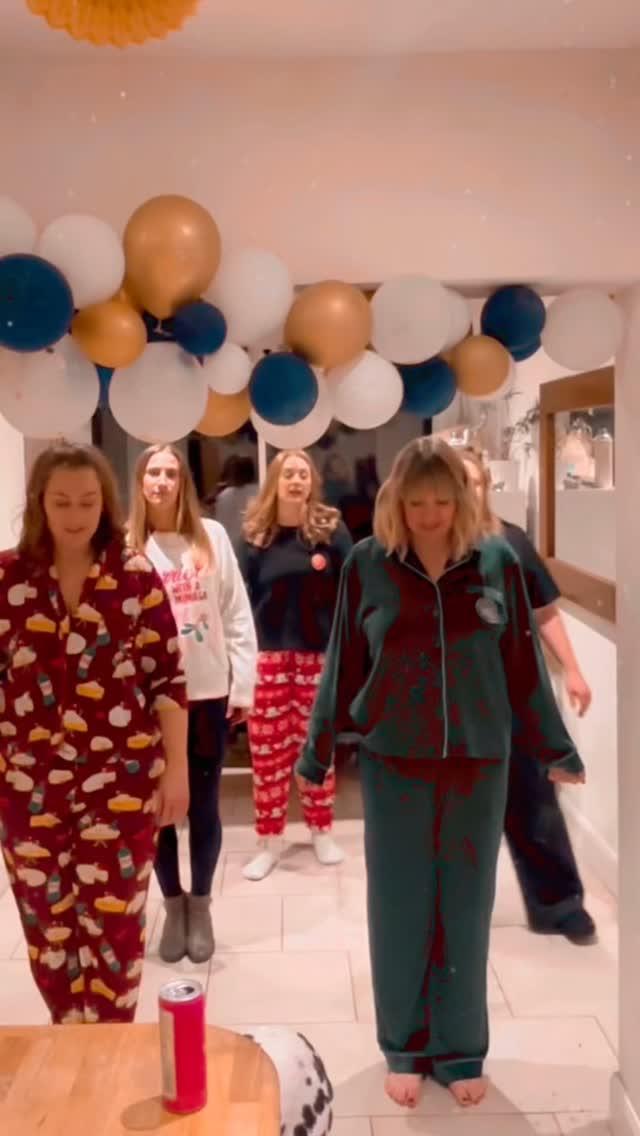 Because sometimes the best thing you can do is throw on a song, grab your girls, and just be silly 💃🎄
Here’s to more moments like this in 2026 🥂
#GirlsJustWannaHaveFun #BeSillyBeFreeBeYou #ChristmasJoy