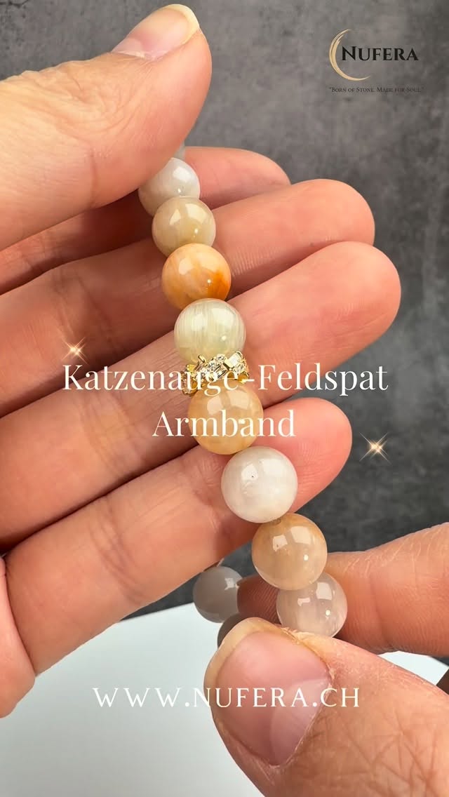 Katzenauge-Feldspat fasziniert durch seine Chatoyancy – ein feiner Lichtstreifen, der sich mit dem Blickwinkel bewegt.
Ein optisches Phänomen, das seit jeher mit Aufmerksamkeit und wacher Wahrnehmung assoziiert wird.
Pure nature. Precise beauty.✨ See more on our website www.nufera.ch #Edelsteinschmuck
#Naturstein
#GemstoneJewelry
#Handgemacht #schweiz