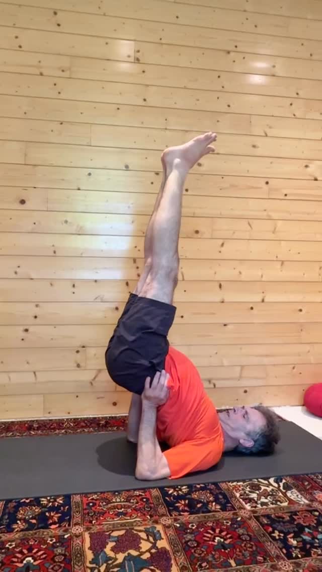 Viparita Karani, souvent présentée malheureusement comme une demi chandelle alors que ces 2 postures ont des logiques et des voies complètement différentes.
On vous explique pourquoi ! Pourquoi Viparita Karani mal engagée amènera le rachis en hyper flexion. Cf études du docteur Fishman.
Libérez votre rachis et votre souffle avec une pratique alignée.
Notez INFO en commentaire pour découvrir notre guide gratuit du secret de la verticalité naturelle.
#viparitakarani #rachis #cathetsergeyoga #yogatherapie #yoga