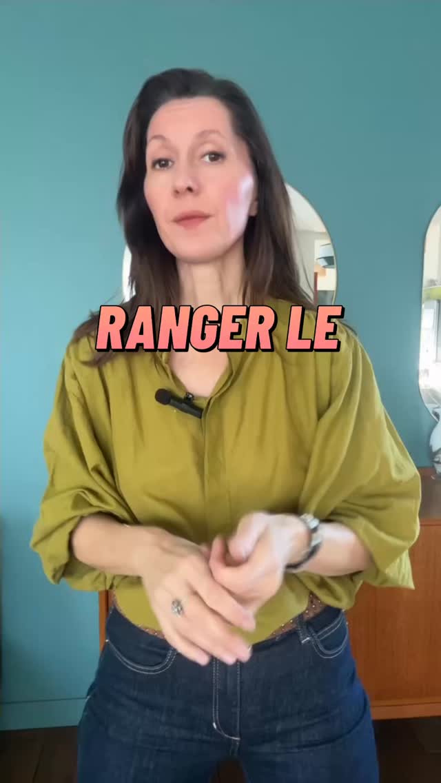 Tu ranges.
Tu re-ranges.
Et… le bazar revient. Encore.
Spoiler : le problème n’est pas toi.
Si le bazar du quotidien revient sans cesse, c’est souvent pour une raison toute simple 👉
il n’a pas de vraie place.
Pourquoi ?
Parce que tes placards et tes tiroirs sont déjà pleins.
Plein de trucs “au cas où”.
Plein de choses qui ne servent plus.
Plein de bazar… qui empêche le bazar utile d’être rangé facilement.
Résultat :
➡️ tout reste dehors
➡️ tout s’accumule
➡️ et tu ranges en boucle (fatigue + charge mentale incluse 😮💨)
💡 La solution n’est pas de mieux ranger.
La solution, c’est de faire un reset des placards.
On vide.
On trie.
On enlève l’inutile.
Et on crée de vraies places pour ce qui te sert tous les jours.
Parce que quand chaque chose a une place simple et accessible…
👉 le bazar arrête de revenir tout seul comme par magie ✨
📌 Rappelle-toi :
Rien ne sert de ranger, il faut d’abord trier.
Sandra home organiser ❤️
#bazarquotidien #triavantderanger #desencombrer
#organisationmaison #homeorganiser