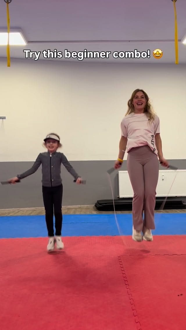 🎄 Christmas combo w/ Lile 👇🔔❤️
👉3x Basic bounce
👉1x southpaw: swing open (R)
👉1x side swing (L)
👉3x Cross
👉1x Open
👉Freestyle 💃
❗️Christmas Sale❗️20% off all ropes.
Using our Long-Handle 4mm Speed Ropes🌍🫶🏽 Every jump makes a difference @ropesforafrica
#jumpropebeginner #jumpropechallenge #jumpropekids #skipping #jumprope