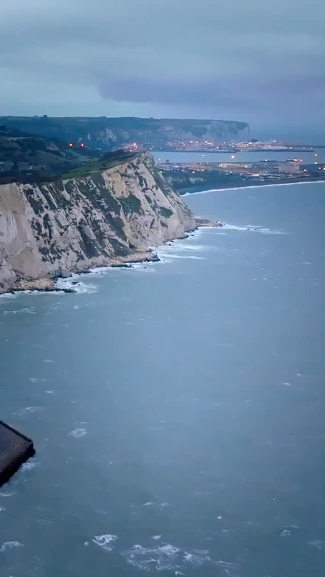 ❤️
Repost @chooselove @katharinehamnett
We have an important message that we wanted to share on the White Cliffs of Dover: CHOOSE LOVE 💖REFUGEES WELCOME.
sound on 🔈
Projection: POW & @qedproductions Photo: @ollieharrop Video:@jackchute & @curiousibee Design: @KatharineHamnett & @tmcgdesign Music: Breathe This Air by @mrjonhopkins