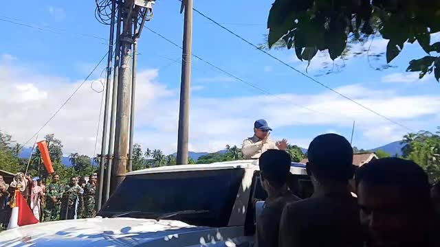 Presiden Republik Indonesia, Prabowo Subianto, meninjau langsung Jembatan Bailey Padang Mantuang yang berada di Nagari Kayutanam, Kecamatan 2x11 Kayutanam, Kabupaten Padang Pariaman, pada Kamis (18/12/2025). Kunjungan tersebut disambut antusias oleh masyarakat setempat yang sejak pagi telah memadati lokasi untuk melihat secara langsung kehadiran Presiden sekaligus menyampaikan harapan atas percepatan pemulihan infrastruktur pascabencana di Padang Pariaman. Presiden Republik Indonesia, Prabowo Subianto, meninjau langsung Jembatan Bailey Padang Mantuang yang berada di Nagari Kayutanam, Kecamatan 2x11 Kayutanam, Kabupaten Padang Pariaman, pada Kamis (18/12/2025). Kunjungan tersebut disambut antusias oleh masyarakat setempat yang sejak pagi telah memadati lokasi untuk melihat secara langsung kehadiran Presiden sekaligus menyampaikan harapan atas percepatan pemulihan infrastruktur pascabencana di Padang Pariaman.