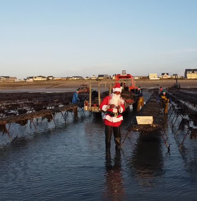 Le Père Noël 🎅 et ses lutins s’affairent pour que vos repas de fête soient incroyables 🦪🦞🐚
Venez déposer votre liste dans notre magasin de Blainville-sur-Mer (nous sommes ouverts le dimanche 21 toute la journée).
Bonnes fêtes !