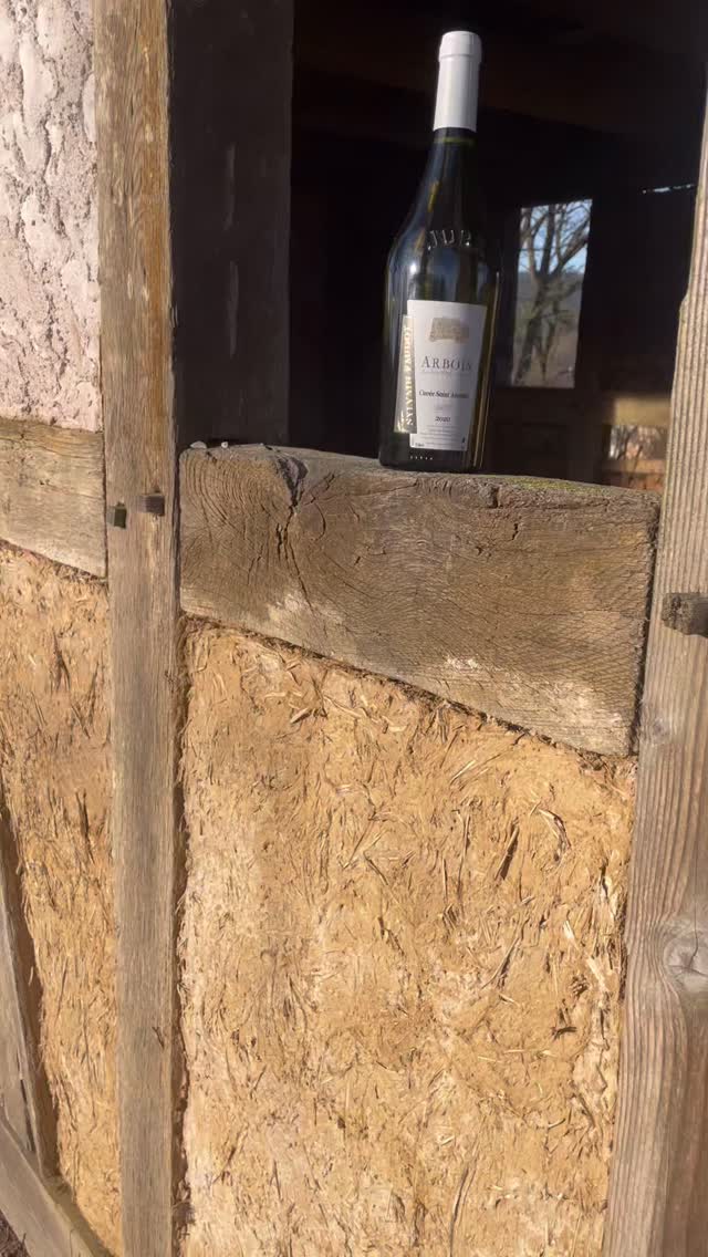 La cuvée Saint-Antoine du domaine Sylvain Faudot, un Chardonnay Savagnin du Jura, minéral aux arômes de noix, d’agrumes… 🍊🌰
Parfait pour le Comté, la raclette ou juste pour savourer un moment au sommet d’un sentier. 🌄🍷
#VinsDuJura #domainesylvainfaudot #RandoVin #SentierDesVins