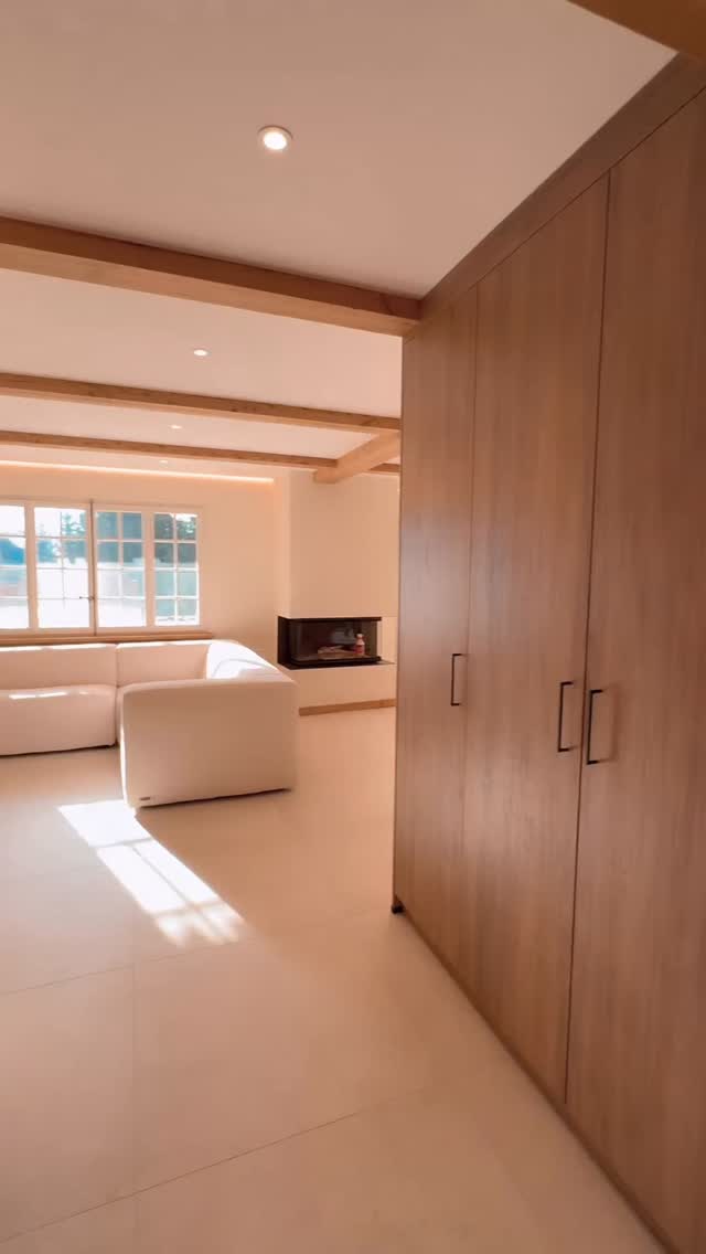 Rénovation complète à Villars-sur-Ollon ✨
Un projet mené de A à Z, réalisé en moins de 6 mois.
Cet appartement a fait l’objet d’une transformation totale, pensée dans un esprit alpin contemporain, chaleureux et intemporel.
Le mélèze s’impose comme fil conducteur, apportant authenticité et douceur à l’ensemble des espaces de vie.
Dans la cuisine comme dans les salles de bain, le Dekton a été choisi pour les plans de travail et les lavabos, alliant esthétique, durabilité et facilité d’entretien.
Un soin tout particulier a également été apporté aux détails, notamment avec la pose d’un parement mural au-dessus de la tête de lit dans l’une des chambres, créant une atmosphère à la fois cosy et raffinée.
Un immense plaisir d’avoir accompagné ce projet, de la conception aux derniers détails, jusqu’à la remise des clés.
#ChaletDesign #Architecture #DesignIntérieur #Rénovation