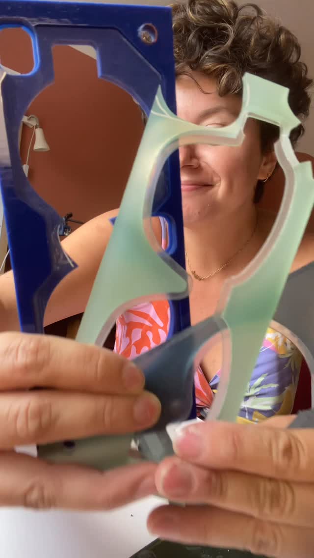 Mon premier collier c’est pour un homme…😍
Je suis tellement fière de ce projet car mon client voulait quelque chose de très précis en terme de taille et de couleur, et j’ai réussi le défi puisqu’il est très content 😜
Alors tu as dit que les Bijoux c’était pas fait pour les hommes ?