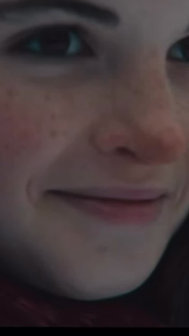 O ENCONTRO, O VERDADEIRO ESPÍRITO DE NATAL
Que nesta data tão especial, possamos lembrar o verdadeiro espírito do Natal: o encontro.
O encontro que vai além da mesa farta e dos presentes. É o encontro genuíno entre corações, o abraço que desfaz distâncias, o sorriso que derrete gelos, a palavra amiga que constrói pontes onde antes havia muros.
Que este Natal nos inspire a:
· Ouvir mais do que falar, para entender as histórias por trás de cada rosto.
· Estender a mão para quem está só, física ou emocionalmente.
· Celebrar as diferenças que nos tornam únicos e enriquecem nossa comunhão.
· Deixar para trás mágoas antigas, lembrando que o perdão é o maior presente que podemos dar e receber.
Que este Natal não seja apenas uma celebração, mas um renovado compromisso de viver em comunhão, superando barreiras com gestos simples de acolhimento e compreensão.
Feliz Natal, com a certeza de que, unidos, podemos fazer brilhar uma luz mais forte no mundo.
Com votos de paz, amor e renovada união.
Crédito do filme: Deutsche Telekon
#NatalDeComunhão #ConstruirPontes #EspíritoDeNatal #OQueImportaÉOAmor #PeaceOnEarth