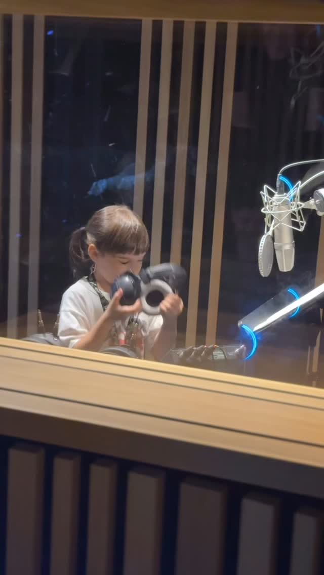 Posledný deň pred prázdninami sme využili naplno - nahrávaním nových piesni @miskosliskou 😍 Ako inak, opäť nám pomáhali deti z @muzikalova.akademia_rds 🙏
Aspoň takto sme si dnes v štúdiu Vox Populi navodili poriadnu zasneženú zimu! ❄️⛄️ Držte nám palce, nech počasie praje a my sa dočkáme snehu, aby sme vám čoskoro mohli priniesť aj nový zasnežený videoklip! 🎬
#miskosliskou #novinka #comingsoon