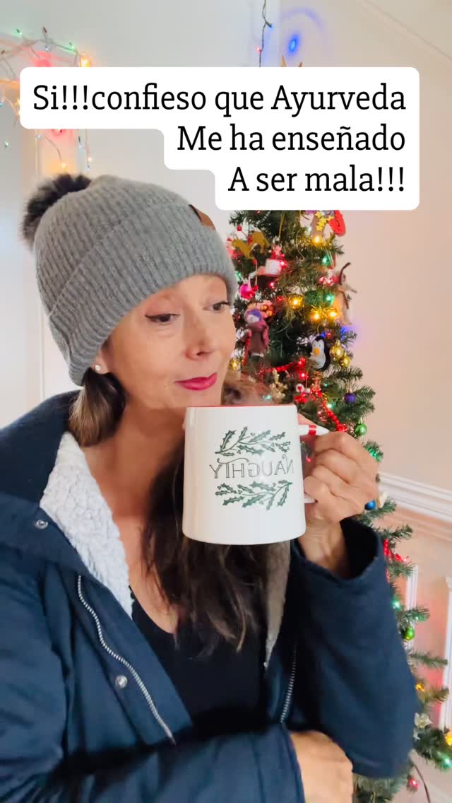 “Cuando digo que Ayurveda me enseñó a ser “mala”, no hablo de ser grosera ni egoísta… hablo de dejar de abandonarme a mí misma.
Ayurveda me enseñó a escuchar mi cuerpo,
A respetar mi energía
A descansar sin culpa
Y claro … cuando una mujer empieza a escucharse, a cuidarse y a elegirse, muchas veces la llaman mala.
Pero en Ayurveda eso no es ser mala.
Eso es equilibrio
Eso es amor propio
Eso es salud
Por qué cuando tu sistema nervioso está en calma,
Tu digestión mejora,
Tus emociones se ordenan
Y tu vida empieza a fluir distinto.
Así que si…
Si cuidarme, poner límites y honrar mi cuerpo me hace ser “mala”…
Entonces estoy felizmente mala 🍵😜🤭.
Y tu!!! Te estás volviendo mala o simplemente más consiente?
#āyurveda #latinasenusa #amorpropio