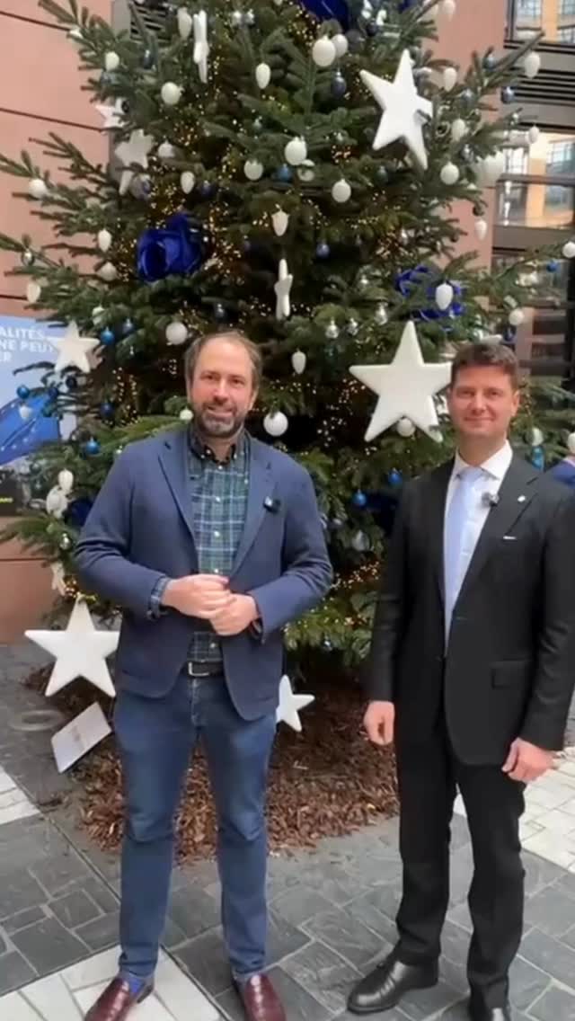 In Straßburg steht bereits unser blau geschmückter AfD-Weihnachtsbaum 🎄😉 @reneaust.afd und ich wünschen euch allen ein wunderschönes Weihnachtsfest sowie einen guten Rutsch in ein erfolgreiches Jahr 2026.