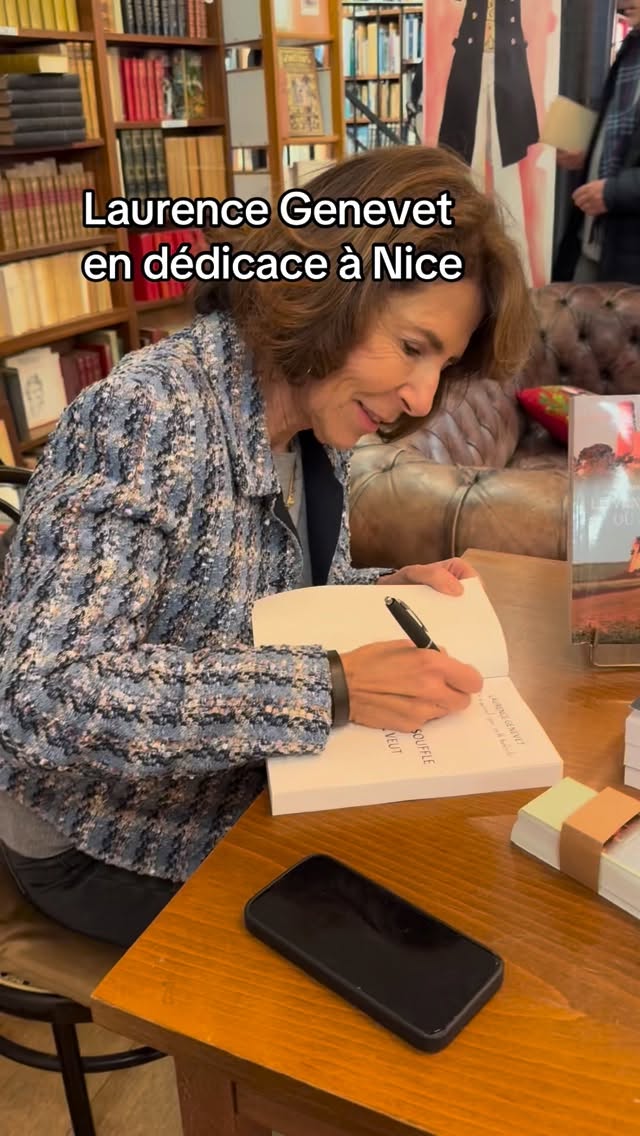 Aujourd’hui, rendez-vous à Nice, chez Brouillon de culture, dans cette librairie centenaire qui accueillait Laurence Genevet pour la sortie de son nouveau roman.
Un décor incroyable. Une ambiance très conviviale et les lecteurs qui ont répondu présents. Il ne restait qu’un exemplaire ce soir !