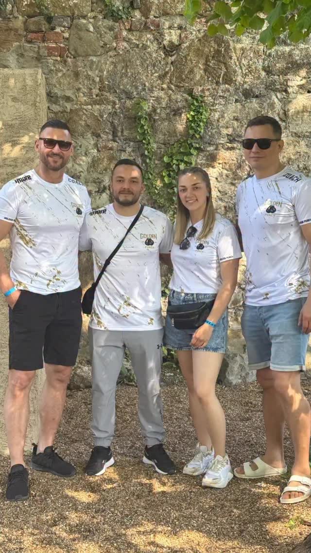 Danke für ein starkes Jahr! 🥊
2025 war für Golden Punch voller Wachstum, neuer Herausforderungen und unvergesslicher Momente.
Wir haben unser Gym erweitert, unseren ersten Geburtstag gefeiert und wegen ausgebuchter Kurse den Trainingsplan ausgebaut. Ein neuer Kurs steht bereits in den Startlöchern – bleibt gespannt!
Sportlich haben wir abgeliefert:
50 Wettkämpfe, 35 Siege. Kampf für Kampf, Runde für Runde haben wir alles gegeben – wir sind stärker geworden und bereit für alles, was kommt.
Danke an alle Athleten, Trainer, Partner und Unterstützer. Gemeinsam gehen wir hochmotiviert in die nächste Runde.
#mma #boxen #muaythai #ringen #k1kickboxing