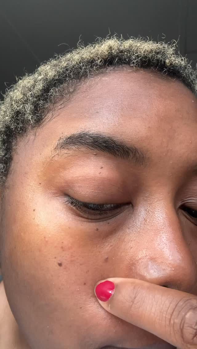 when my barrier is impaired one of the first products I reach out for is the @haruharuwonder_official Black Rice +!Probiotic Milky Essence .
It helps calm itchiness, inflammation and soothes my skin .
It’s also nourishing and helps rebuild my skin’s resilience by hydration and moisturizing my skin barrier with ingredients like
ceramides , probiotic extracts , cholesterol, fatty acids and panthenol.
⚠️If you have fungal acne prone skin this product will break you out !!!
#skinbarrier#skincareroutine #dryskincare #fungalacne #milkytoner