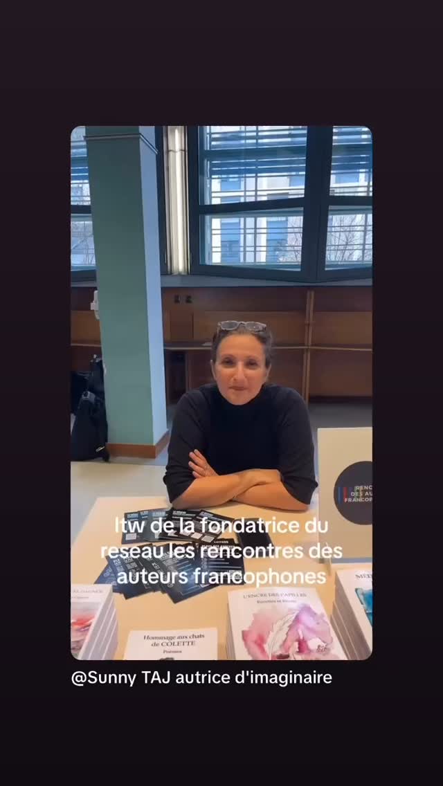 Sandrine au micro de @sunny_taj_book lors de l’événement à la Dila.