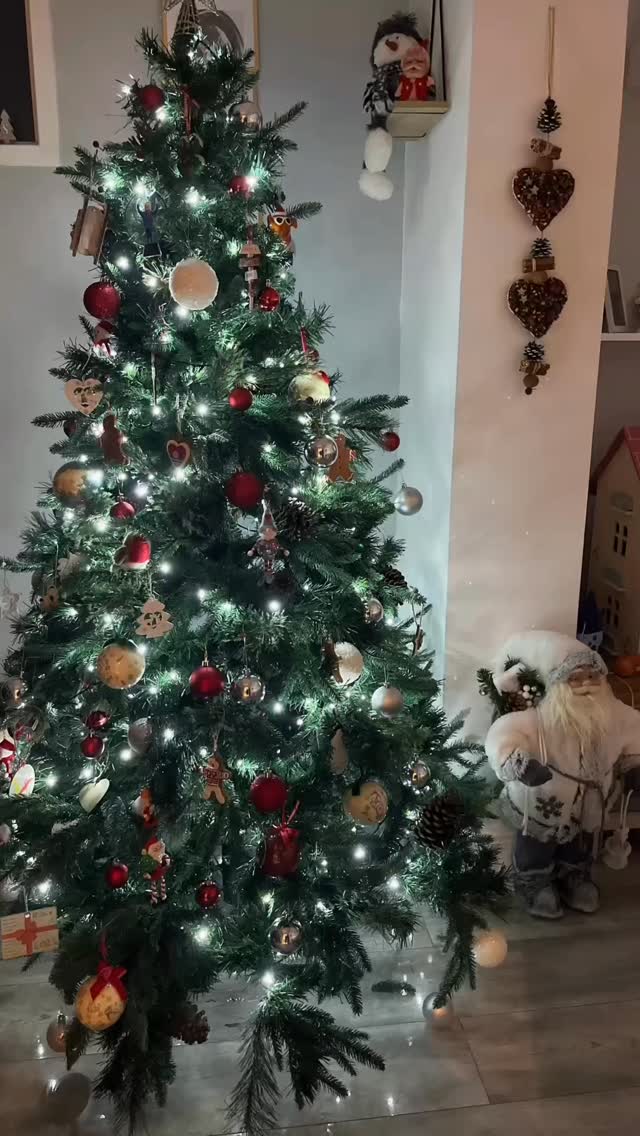 Christmas doesn’t have to be perfect to be meaningful.
For some children, this season is a lot… more noise, more change, more feelings.
They don’t need more from you. Just you 🤍
#GentleParenting #BigFeelings #ChristmasWithKids #EmotionallySafe #PlayTherapy