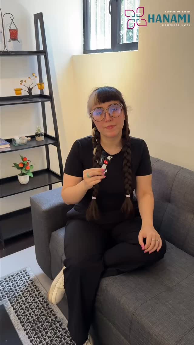 ✨ Fin de año: vuelve a lo esencial ✨
En estas fechas, más allá de regalos o expectativas externas, lo verdaderamente importante es compartir, conectar y cuidarnos.
No te compares con lo que ves en redes: cada proceso es único y cada paso, por pequeño que parezca, también es un logro 🤍
🌿 Celebra tus avances
🌿 Permítete descansar y disfrutar
🌿 Hidrátate bien y prioriza alimentos que nutran tu cuerpo: frutas, legumbres, pescado y preparaciones simples
Cerrar el año con amabilidad contigo mismo también es una forma de avanzar ✨
📲 Si necesitas acompañamiento profesional para iniciar el próximo año con mayor bienestar, en Hanami estamos para ti.
#espaciodesalud #bienestar #psicologia #terapiaocupacional #nutrición #chile