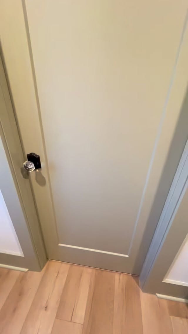 Soft-gloss tile, warm hardware fixtures, and a frameless door with a smooth swing. We kept the glass quiet so the glow does the talking.
#bathroomdesign #bathroominspo #showerglass #showerdesign #showerdoors