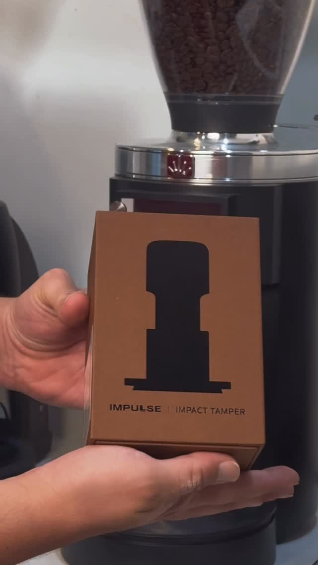 El TIMEMORE Impulse Impact Tamper garantiza una compactación uniforme gracias a su sistema interno de resorte, diseñado para mantener la misma presión en cada prensado.
Más consistencia, menos esfuerzo y resultados profesionales en cada espresso.
#cafedeespecialidad #baristagear #xpecialty