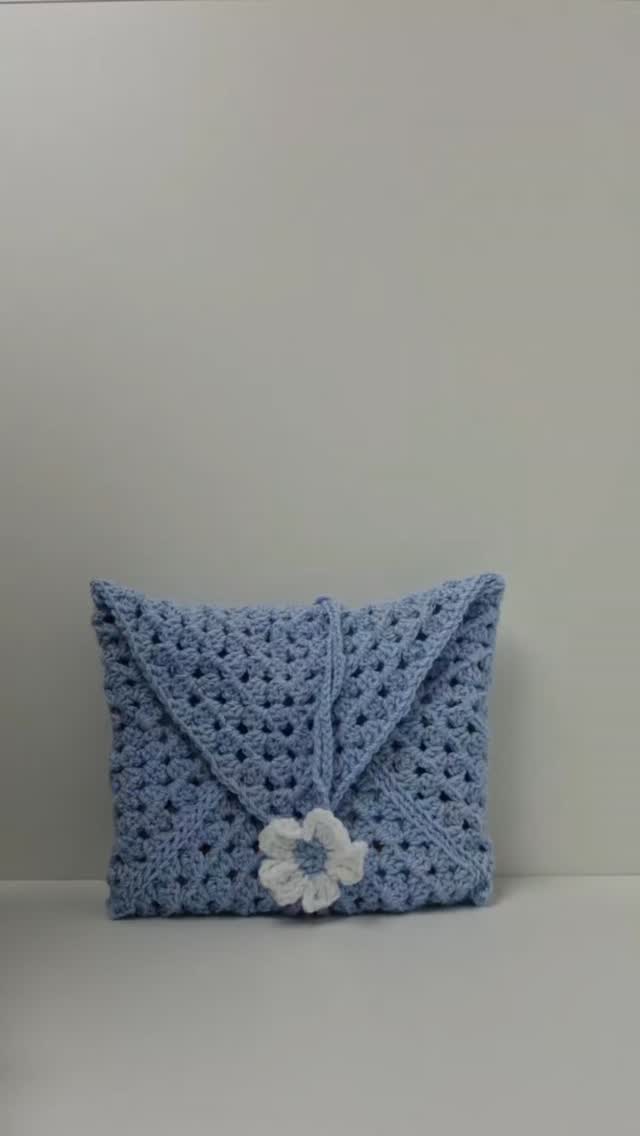 Une petite pochette crocheté pour organiser le sac a langer. Idéale pour ranger quelques couches, un petit livre ou les indispensables de bébé 🚼 🤍
Format pratique, tout en douceur pour accompagner les sorties du quotidien.
Fait à Montsoult
#accessoirebebe #ideecadeaunaissance #artisanatfrancais #naissance #sacalanger