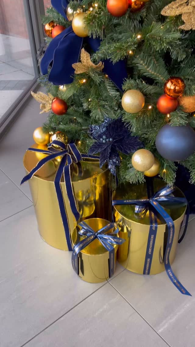 🌲An Emerson Christmas
⭐️ We were delighted to collaborate with the Emerson Group, spreading festive joy to 24 buildings across Wilmslow, Alderley Edge, and Handforth.
⭐️ This bespoke scheme was months in the making, with site visits, tailored designs, and meticulous material sourcing.
⭐️ Every detail was carefully considered, from corporate colours to bespoke ribbons that balanced functionality and aesthetics.
⭐️ Garlands, trees, and boxes were dressed in Emerson's corporate colours, complete with a nod to the house managers' signature burnt orange ties.
⭐️ Our team, led by the tireless Mrs T, worked hard to bring this vision to life, with Mrs T hand-finishing every site.
⭐️ In the words of the Emerson Group, “Simply Brilliant!” We're proud to have delivered a truly special Christmas experience.
.
.
.
.
,
#cheshire #christmasdecor #corporatedesign #wilmslow #tropicawilmslow