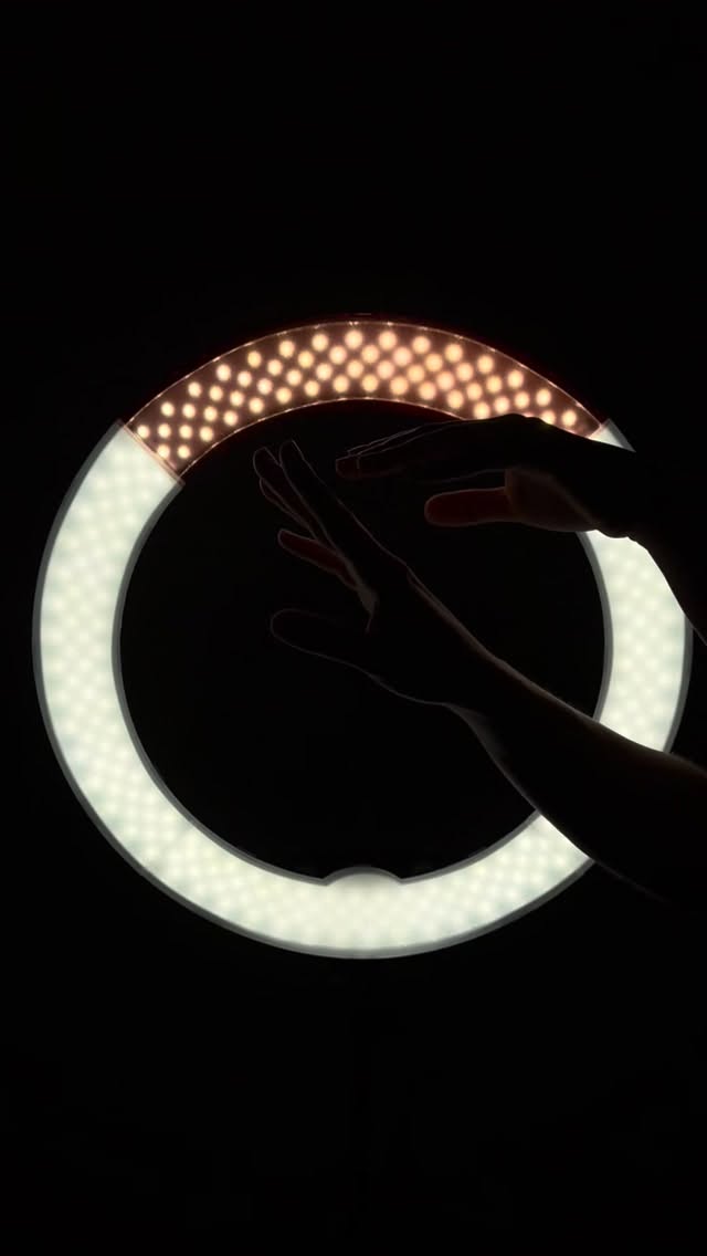 Woran erkennst Du hygienisches Arbeiten?
Bei Permanent Make-up und Microneedling steht eines immer an erster Stelle: Deine Sicherheit.
Die größte Gefahr bei diesen Behandlungen ist nicht das ästhetische Ergebnis, sondern das Risiko einer Infektion.
Genau deshalb ist konsequente Hygiene kein Detail, sondern die Grundlage professioneller Arbeit.
Woran Du hygienisches Arbeiten erkennst:
• Hände und Nägel
Der Behandler arbeitet ohne Nagellack oder Kunstnägel. Die Nägel sind stets kurz und gepflegt, um Keimansammlungen zu vermeiden und das Risiko einer Perforation der Einweghandschuhe auszuschließen.
• Kein Schmuck an den Händen
Ringe, Armbänder und Uhren werden vor der Behandlung vollständig abgelegt. Schmuck stellt ein erhöhtes Kontaminationsrisiko dar und hat während der Behandlung nichts an den Händen zu suchen.
• Korrekte Händedesinfektion
Vor Beginn der Behandlung erfolgt eine fachgerechte Händedesinfektion. Anschließend werden keine unsterilen Gegenstände oder Flächen mehr berührt, um die hygienische Kette nicht zu unterbrechen.
• Einweghandschuhe
Es werden ausschließlich Einweghandschuhe verwendet. Diese werden konsequent gewechselt, sobald eine potenziell kontaminierte Fläche berührt wurde.
• Steril verpackte Einwegprodukte
Nadeln, Module und andere relevanten Arbeitsmaterialien sind steril verpackte Einwegprodukte. Sie werden erst unmittelbar vor der Behandlung und vor Deinen Augen geöffnet.
Deine Gesundheit ist es wert, geachtet und geschützt zu werden.
Gerade bei Behandlungen, die unter die Haut gehen, sollte es keine Kompromisse geben, denn für Deine Gesundheit ist nur das Beste gut genug. 🤍
#permanentmakeupbadtölz #microneedlingbadtölz #hygiene #beautymitverantwortung #beautybadtölz