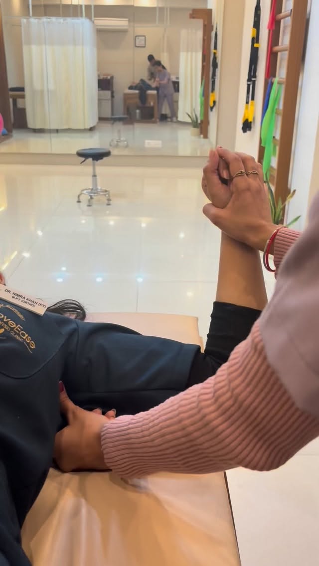 Subscapularis Release
If the front of your shoulder feels tight or your external rotation feels stuck, the subscapularis is often the culprit. This deep rotator cuff muscle sits on the front of your shoulder blade and loves to get overactive.
During a subscap release, we apply gentle, sustained pressure to calm the tissue, then move the arm into ER to restore mobility, reduce anterior shoulder tension, and rebalance the cuff.
Small muscle, BIG impact on how your shoulder moves and feels - perfect before strengthening or functional work.#shoulder #painfreemovement #rangeofmotion #shoulderexercise #moveeaseclinic