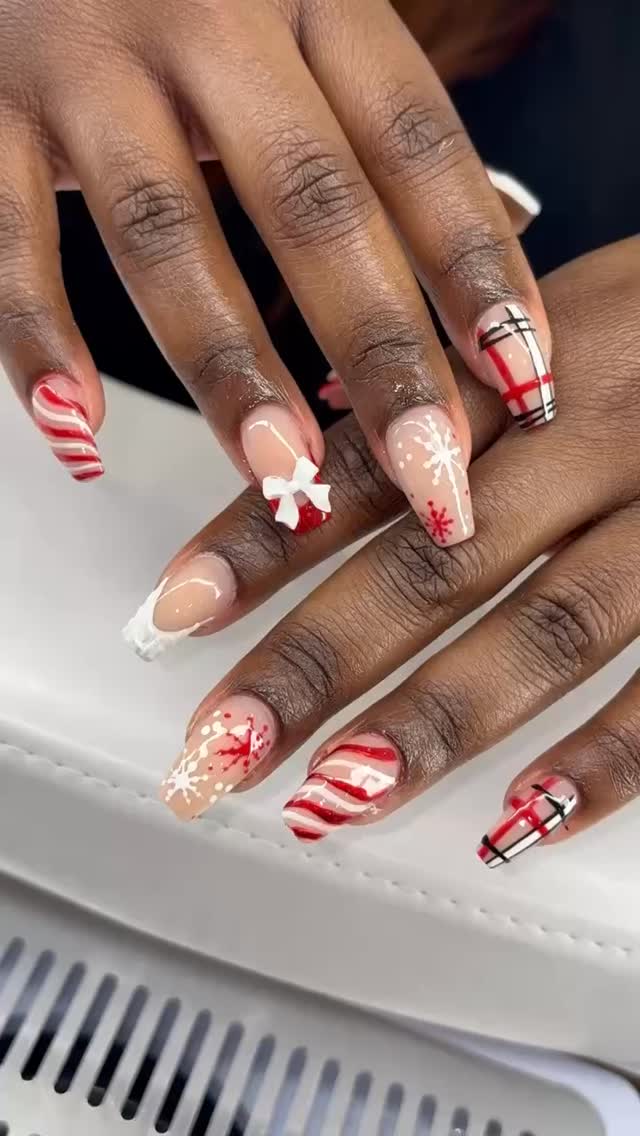 Sweet, sparkly, and holiday-ready 🎅🏽✨ Meeka understood the assignment!
#HolidayNails #ChristmasNails #NailArtInspo #WinterNails #NailDesigns