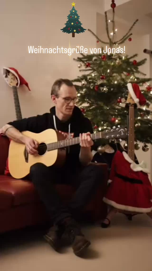 Danke für ein unvergessliches Jahr 2025!
Ihr habt gerockt, getanzt und gelacht und jeden unserer Auftritte zu einem besonderen Moment gemacht- das wissen wir zu schätzen! Die ersten Weihnachtswünsche kommen von unserem Mann am Bass Jonas!
… wusstet ihr, dass Jonas musikalische Karriere auf der Blockflöte begann? Konzerte inklusive! Daumen hoch für eine Live Einlage von ihm 2026!
#musiciansofinstagram #band #coverband #lifeisbeautiful