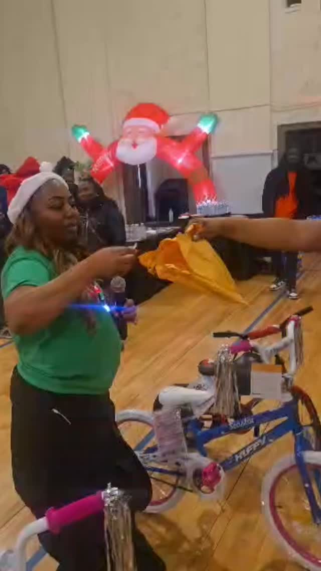 Yesterday @thisislifechi Holiday Extravaganza. Thank you @pmiller1978 for capturing the moment and support