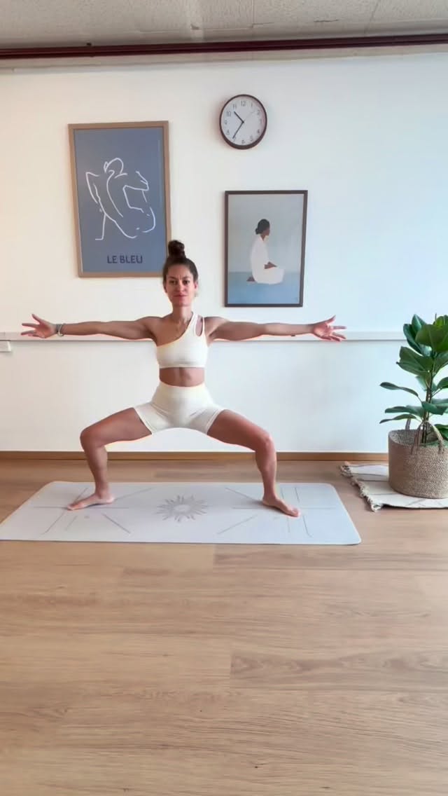 Comprendre ce qui bouge ✨
Les hanches et le bassin sont au cœur de notre posture, de nos mouvements et même de nos émotions.
Zones du corps mis en jeu lors de ces mouvements: les hanches, le bassin, les muscles profonds la colonne vertébrale.
Chaque mouvement est une invitation à :
lubrifier les articulation, relâcher les tensions, gagner en mobilité et en fluidité et reconnecter le corps dans sa globalité.
Prends le temps, respire, laisse le mouvement s’installer ✨
Tenue de chez @prozis @prozisfrance qui m’accompagne lors de ces mouvements ✨
#yoga #yogapractice #switzerland #yogateacher #nyon #suisse #yoganyon #yogainspiration #yogaposes #yogaflow #yogamoms