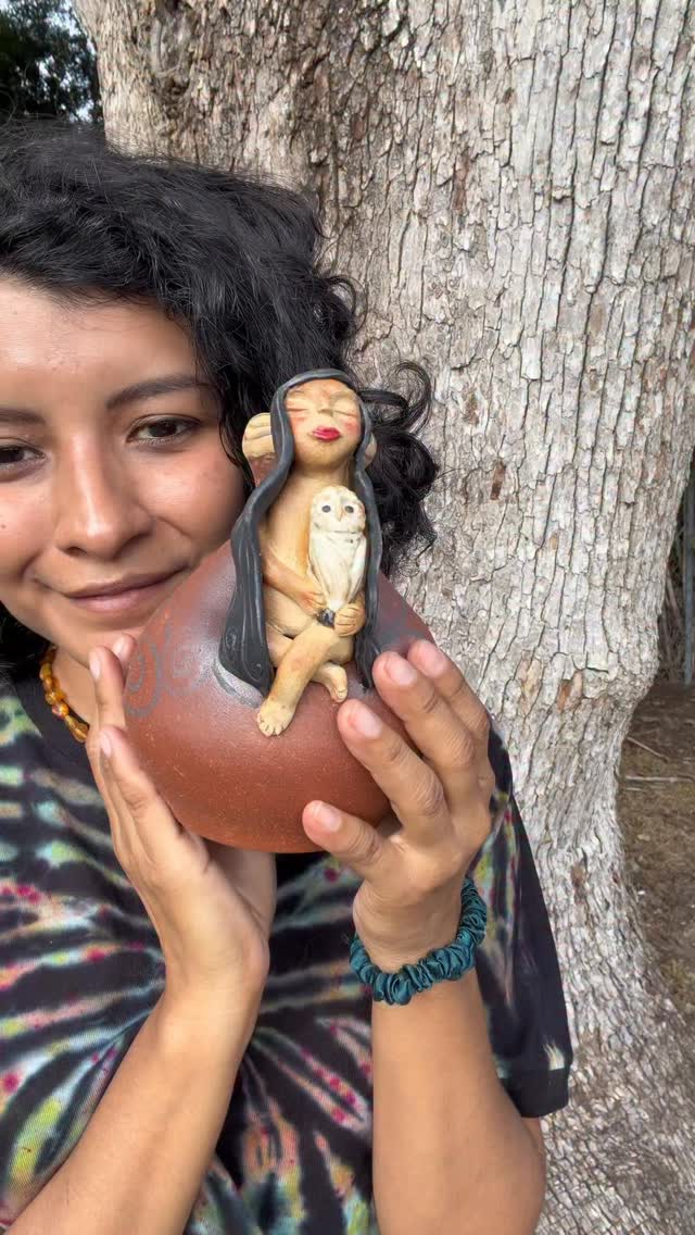 🦉 Ceramic Woman Holding White Owl
A handcrafted ceramic vase with a figure of a seated woman with closed eyes, red lips, and flowing black hair, cradling a white owl in her arms. Earth-toned swirls wrap the base, evoking movement and mystery.
The owl symbolizes wisdom and spiritual guidance, while the woman’s serene posture invites reflection and quiet strength. A piece that honors feminine intuition and the bond between human and animal spirit.
#vase #whistle #ceramic #marselbottega