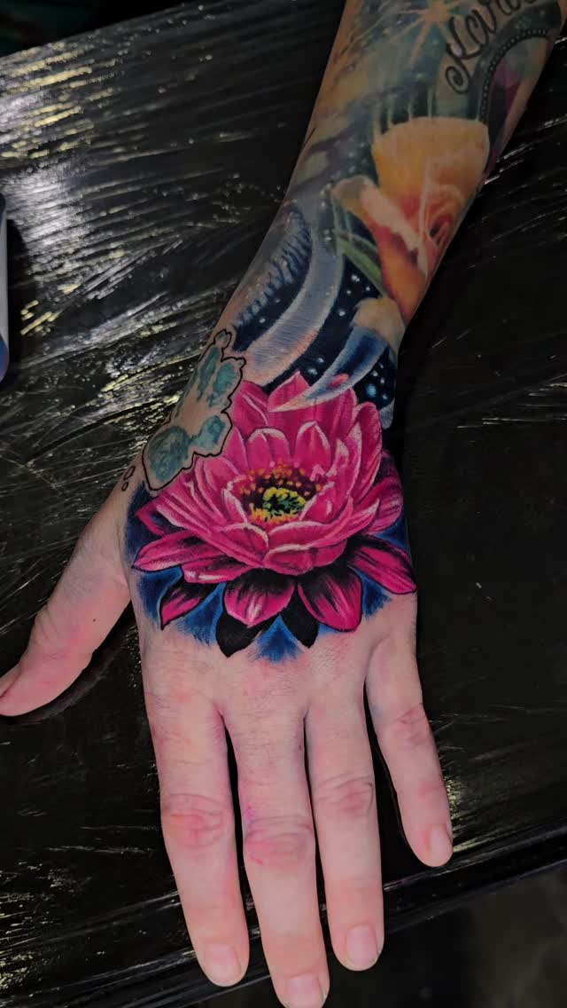 @robforrer
#handtattoo #flowertattoo #colortattoo #feminetattoo #realistictattoo