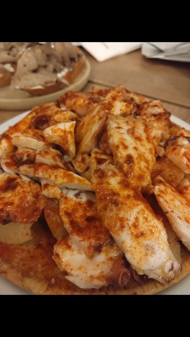 Our last tour before Christmas! What a fun night out with some really nice folk trying LOADS of Madrid's best tapas and learning a bit about the city's history and culture as we went. If you would like to get to the heart of the Spanish capital through its food and drink do put one of Adventurous Appetites' Madrid award-winning Madrid tapas tours on your checklist for next year. For more information please see the link in our bio and we hope to see you in 2026. Felices Fiestas a todos!!!
.
.
.
.
#tripadvisor #travelerschoice #toptenfoodexperiences #toptentravelerschoice #travelerschoicefortapas #nightwalkingtour #madridtapas #travel
#historyandtapas #seriousfoodie #eatdrinkbespanish #spain #foodadventure #tapas #tapastour #eatlikeamadrileño #instagram #instagood #instafood #adventurousappetites #bookyourtour #foodtour #nightlife #tourism #topcitybites #tapassing #tapaswithus #weknowhowtoeat #joinus #booknow