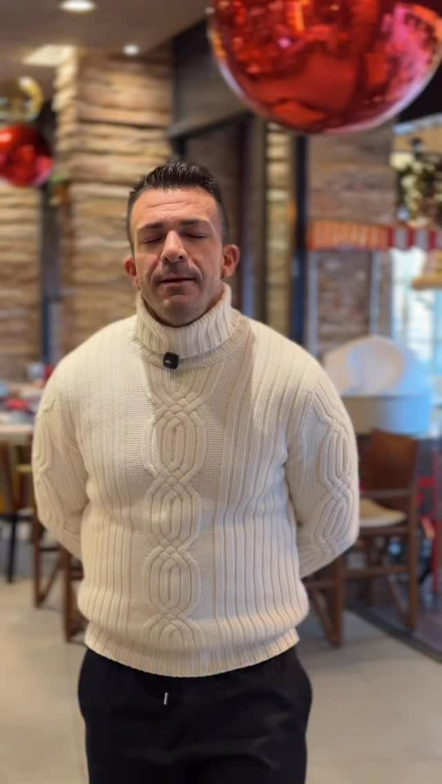 ✨ Santo Stefano merita di essere celebrato lentamente ✨
26 dicembre – La Petite Langoustine 🦞
Cena spettacolo con Matteo Borghi ✨
Dopo il caos del Natale, una sera per respirare davvero: il mare nei piatti, le luci soffuse e una voce che accompagna la tavola, tra brindisi, sorrisi e fine anno che si avvicina. Un modo caldo, elegante e romantico per vivere Santo Stefano come non l’hai mai fatto.
🎶 Lasciati accompagnare dalla musica.
📍 Prenota il tuo tavolo – posti limitati.