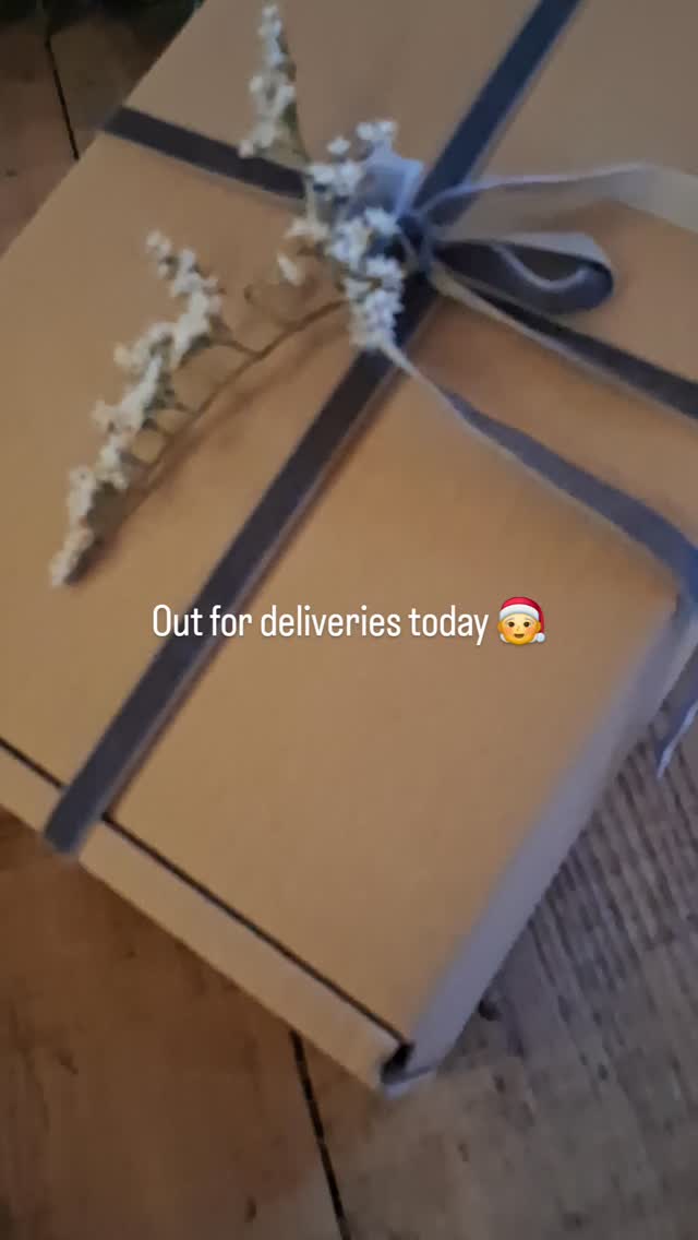 🤶 Santa's wee helper 🧑🎄
Out for deliveries today!
.
.
.
.
#naturalskincare
#wreath
#handmadebynatureuk
#naturalgifts