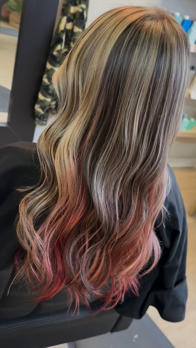 Why pick one shade when you can have three?
Holiday hair, but make it multidimensional ✨🎁
done by @hairdos_by_heather
#holidayhair #hair #multidimensional #salon #njsalon
