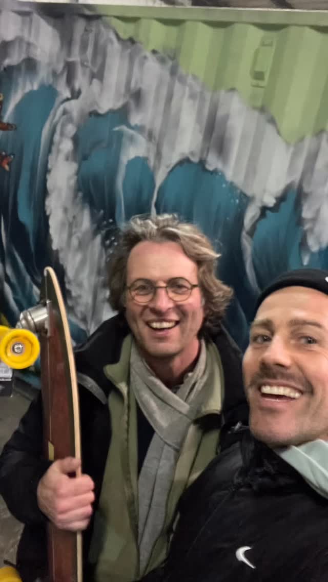 🔥 Personal Surfskate Session met Guy 🔥
Vorige week kwam Guy voor het eerst meedoen aan een privé surfskate sessie. Hij had al ervaring met longboarden, maar was benieuwd naar het gevoel van surskaten.
Toen hij ons een paar weken geleden toevallig bezig zag op de wave – vlak bij de nieuwe ijsbaan waar zijn dochter kunstschaatst – was hij meteen verkocht 🛹❄️
We zijn stap voor stap gestart:
• correct starten
• balans & gewichtsverdeling
• juiste positie op het board
• eerste slalom & kleine bochten
• en vooral: zelf snelheid leren creëren
Extra focus op de flow in de schouders: niet te veel open naar één kant, maar mooi gelijkmatig bewegen voor controle en ritme 🌊
Sterke eerste sessie, Guy!
Keep on cruising & see you soon 🤙
#surfskate #surfskatelesson #kortrijk #stepbystep