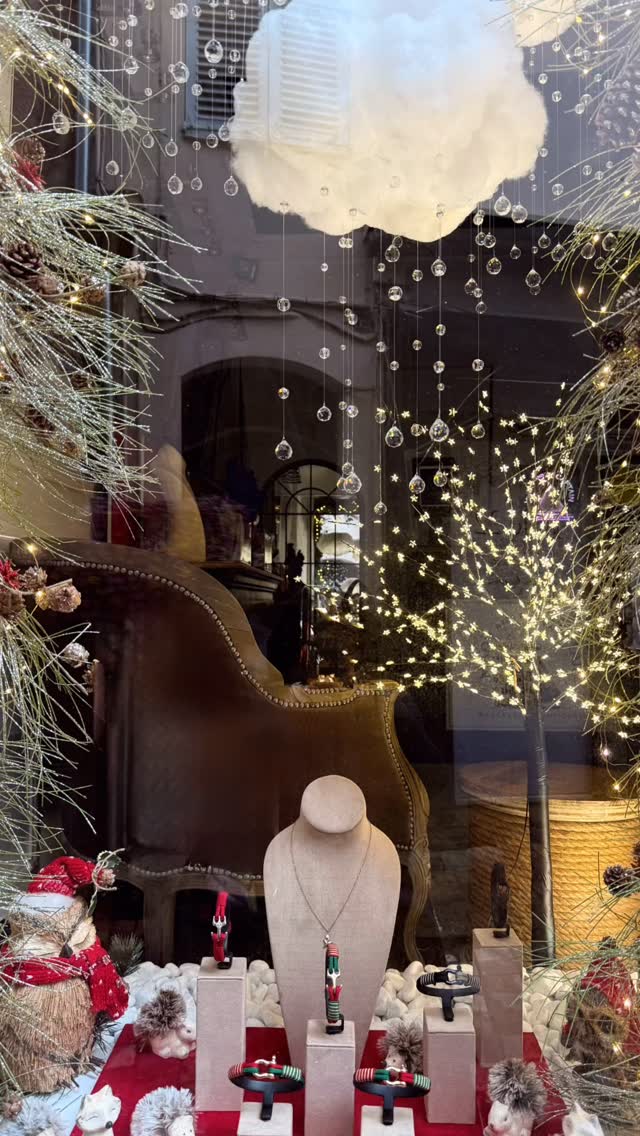 Face à une forte demande et afin de préserver le travail artisanal réalisé à la main dans notre atelier, la boutique vous accueille uniquement sur rendez-vous.
La personnalisation reste disponible à tout moment sur notre site grâce au configurateur 3D, pour créer un bracelet unique, à offrir ou à s’offrir 🎁
📲 N’hésitez pas à nous contacter par message WhatsApp au +33 6 73 93 80 02. À l’atelier, nous ne pouvons pas répondre aux appels, mais tous les messages et commandes sont traités avec soin 🧵🪡🙌
Nous vous souhaitons de belles fêtes de fin d’année 💫🎄🔔
www.MaryAndTheCaptain.com
Livraison gratuite 🌎