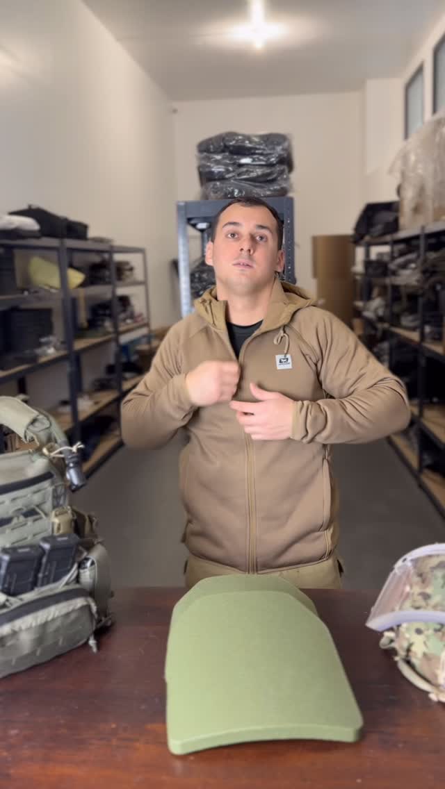 EMRA x Hagor : Protection et performance sur le terrain
Notre vêtement anti-couteau EMRA assure une protection fiable contre les coupures, tandis que le nouveau porte-plaques balistiques 669 Hagor a été conçu pour une ergonomie optimale et un usage opérationnel intensif.
Les plaques balistiques Hagor Spéciale NIJ 3+, pesant seulement 1,4 kg, associées au casque balistique Hagor, offrent une protection complète sans compromis sur la mobilité.
Cette combinaison textile et balistique représente l’équipement idéal pour les opérateurs exigeants, alliant sécurité, confort et performance.
#EMRA #Hagor #police #gendarmerie #policemunicipale