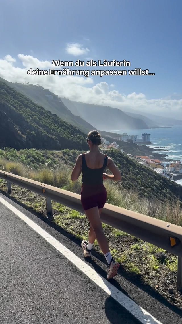 Wenn du als Läuferin deine Ernährung an dein Training anpassen willst, würde ich hier ansetzen:
1. Nicht nüchtern trainieren (bzw. nicht regelmäßig): Dein Körper braucht Energie. Gerade bei intensiven oder längeren Einheiten kostet dich das oft mehr Leistung als es bringt.
2. Kohlenhydrate + Protein nach dem Training. Am besten innerhalb von ca. 1–1,5 Stunden, um Regeneration und Anpassung zu unterstützen.
3. Ernährung bei langen Läufe (> 60 Min.) optimieren: Nicht nur vorher & nachher – sondern auch währenddessen (Energiezufuhr trainieren!).
Ernährung im Ausdauersport muss nicht kompliziert sein – aber sie sollte zu deinem Training passen.
Folg mir gern für mehr Input & Rezepte rund um Sporternährung ⚡️☺️
#sporternährung #laufen #marathonvorbereitung