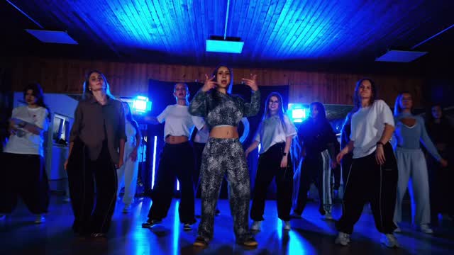 STIIIIICKYYYY 😮💨✨ we love a super nice beginner routine 😍 and we are so proud of our All Style beginner ladies for smashing this routine like 🔥🚀 #mdstudios
💌 do you want to dance with us? write us a DM for a trial class 🩵
🧠 choreography: @dennis_nixx
🎶 music: @feliciathegoat
🎥 video: @visuals.on
#dance #dancer #ansbach #dancestudio #performance #choreography